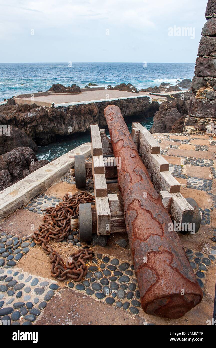 Un vecchio canonico arrugginito punta al mare nel villaggio di Garachico su Tenerife Foto Stock