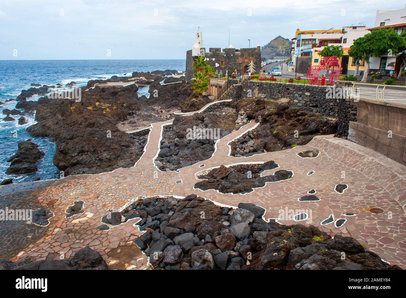 Vista sull'oceano nel villaggio di Garachico sull'isola delle canarie Tenerife. Foto Stock
