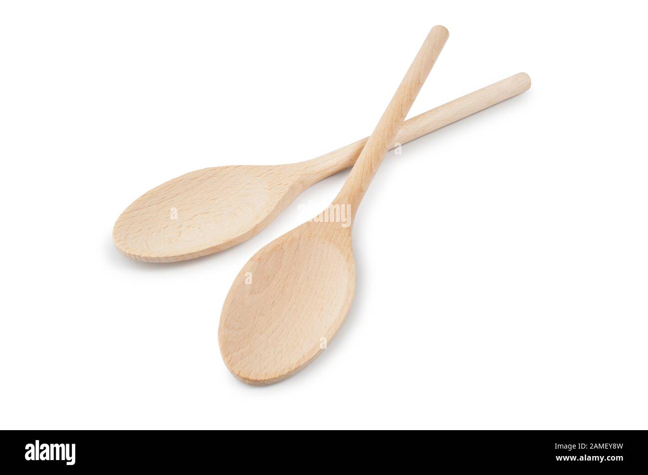 Monolocale di un paio di cucchiai da cucina in legno tagliati su uno sfondo bianco - John Gollop Foto Stock