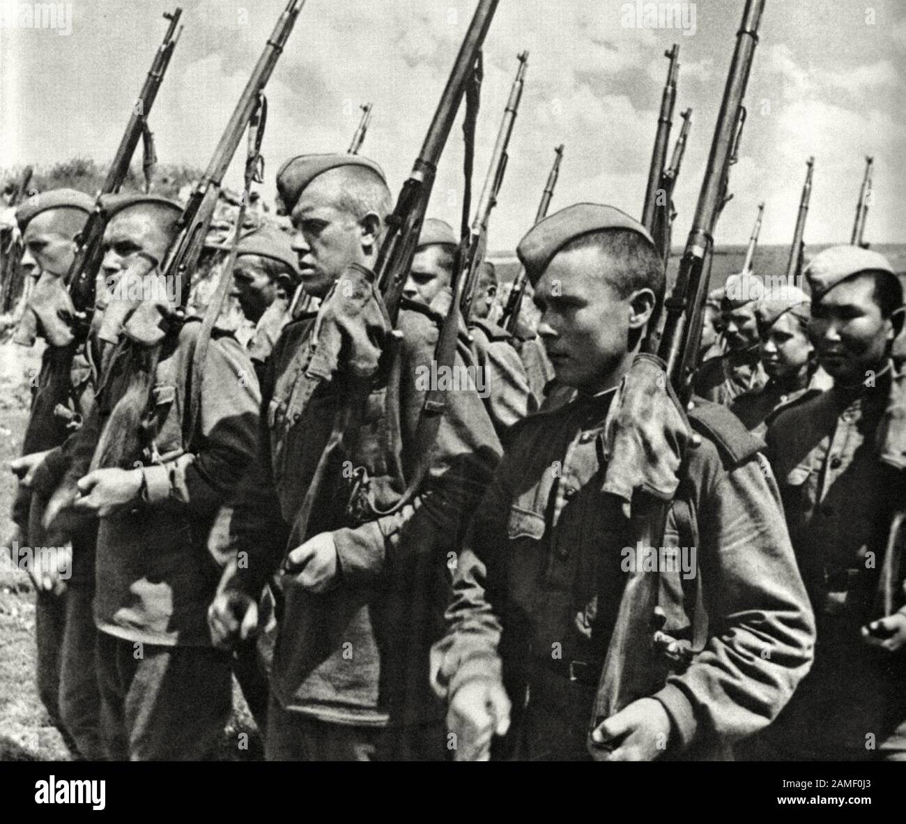 Un'unità di cecchini sovietici durante una marcia sul fronte Centrale dell'Armata Rossa. URSS. 1943 Foto Stock