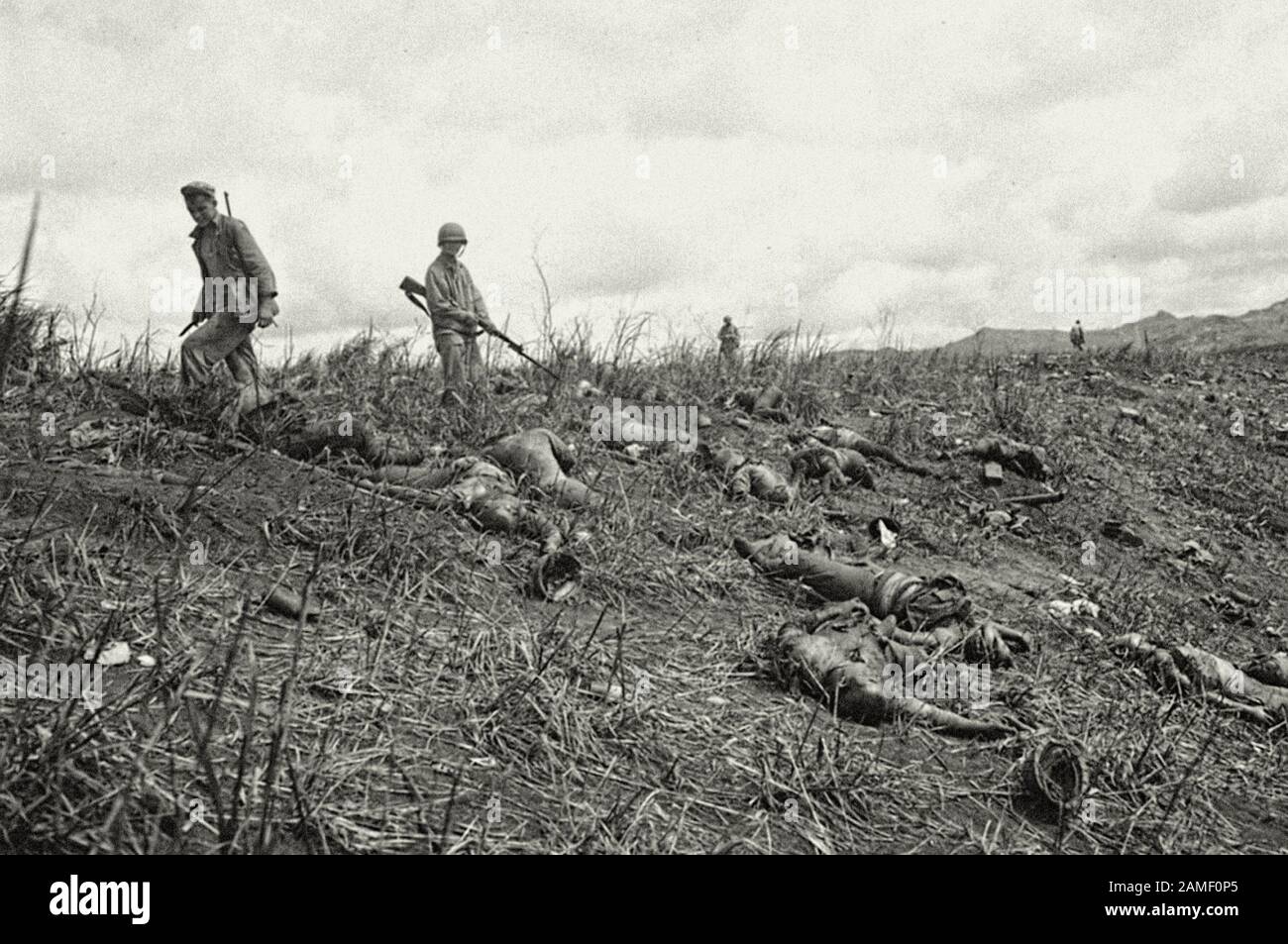 I Marines statunitensi ispezionano i corpi dei soldati giapponesi dopo un attacco banzai fallito su una delle colline nella battaglia di Guam. L'isola di Guam w Foto Stock