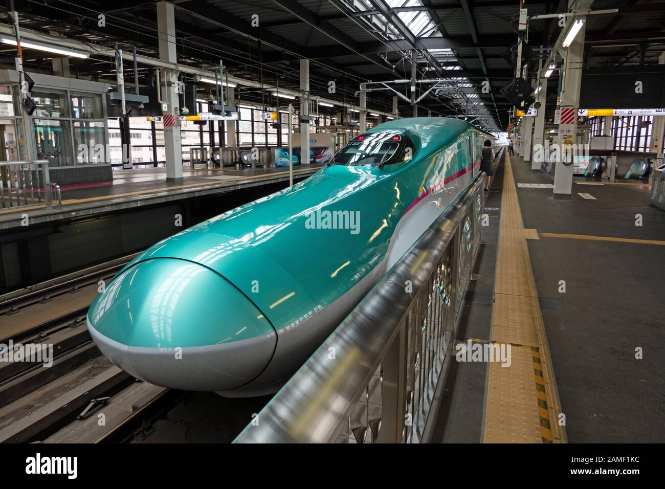 Treno superveloce Shinkansen serie E5 nella stazione ferroviaria JR di Morioka, Giappone, Asia. Trasporto moderno, viaggi veloci, viaggiatori Giapponesi e Asiatici Foto Stock