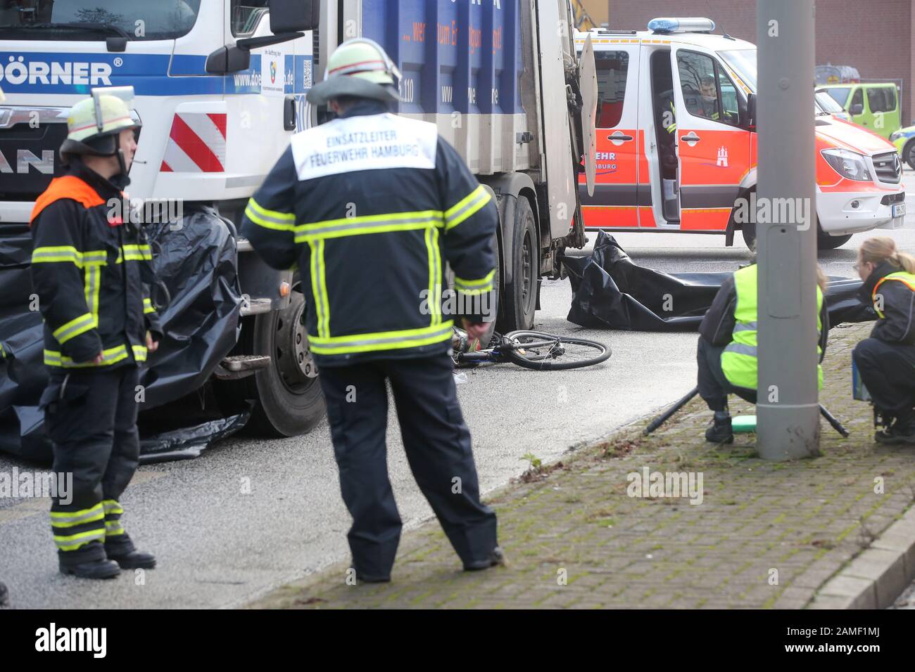 Amburgo, Germania. 13th Gen 2020. I servizi di emergenza sono in servizio in caso di incidente stradale fatale. In un incidente stradale ad Amburgo-Wandsbek, un ciclista è stato colpito da un camion della spazzatura e ferito fatalmente. Credito: Bodo Marks/Dpa/Alamy Live News Foto Stock