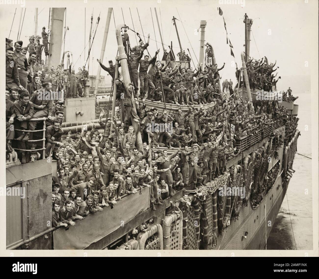 Le truppe della 20th Armored Division e le unità della 9th Army lo sorvolano tra le gocce di pioggia come la SS John Ericsson nars Pier 84, North River Foto Stock Le truppe della 20th Armored Division e le unità della 9th Army lo sorvolano tra le gocce di pioggia come la SS John Ericsson nars Pier 84, North River Foto Stock