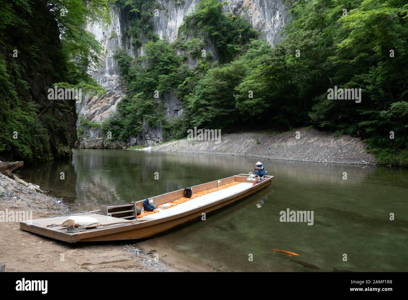 Uomo su una barca sul fiume Satetsu Geibi della gola o Geibikei nella prefettura di Iwate, Giappone, Asia. Giapponese popolare meta turistica e il paesaggio con canyon Foto Stock