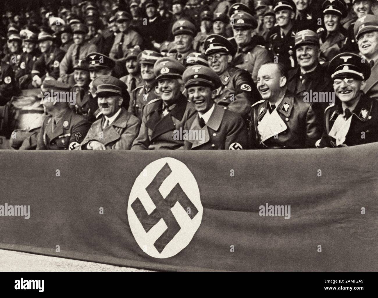 Adolf Hitler circondato da Joseph Goebbels, Werner von Blomberg, Viktor Lutze, Dr. Dietrich e Fiehler hanno partecipato a una gara ridente allo stadio Foto Stock