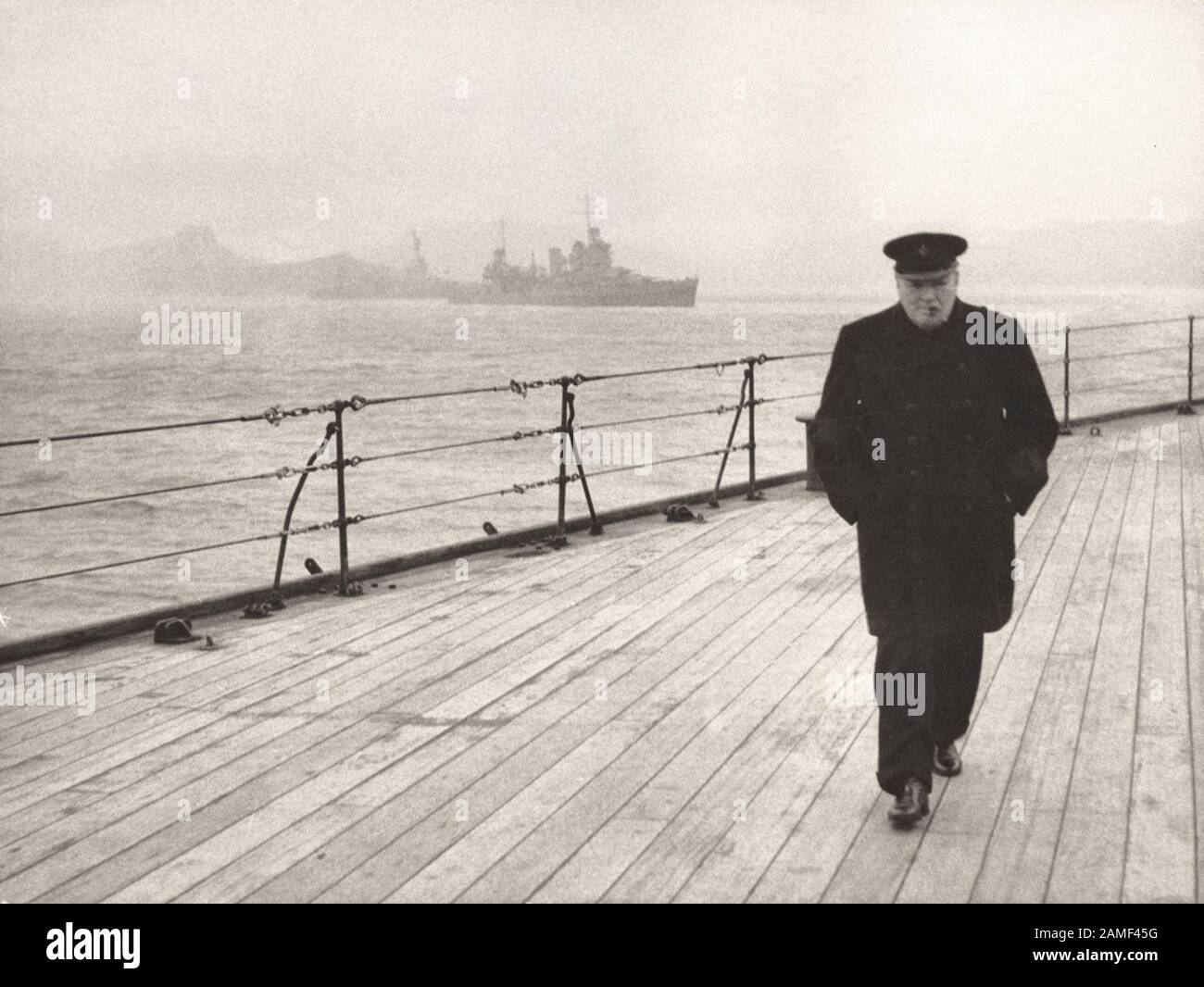 Winston Churchill a bordo della nave da guerra HMS Prince of Wales durante il suo viaggio in America per incontrare il presidente Roosevelt, agosto 1941. Foto Stock