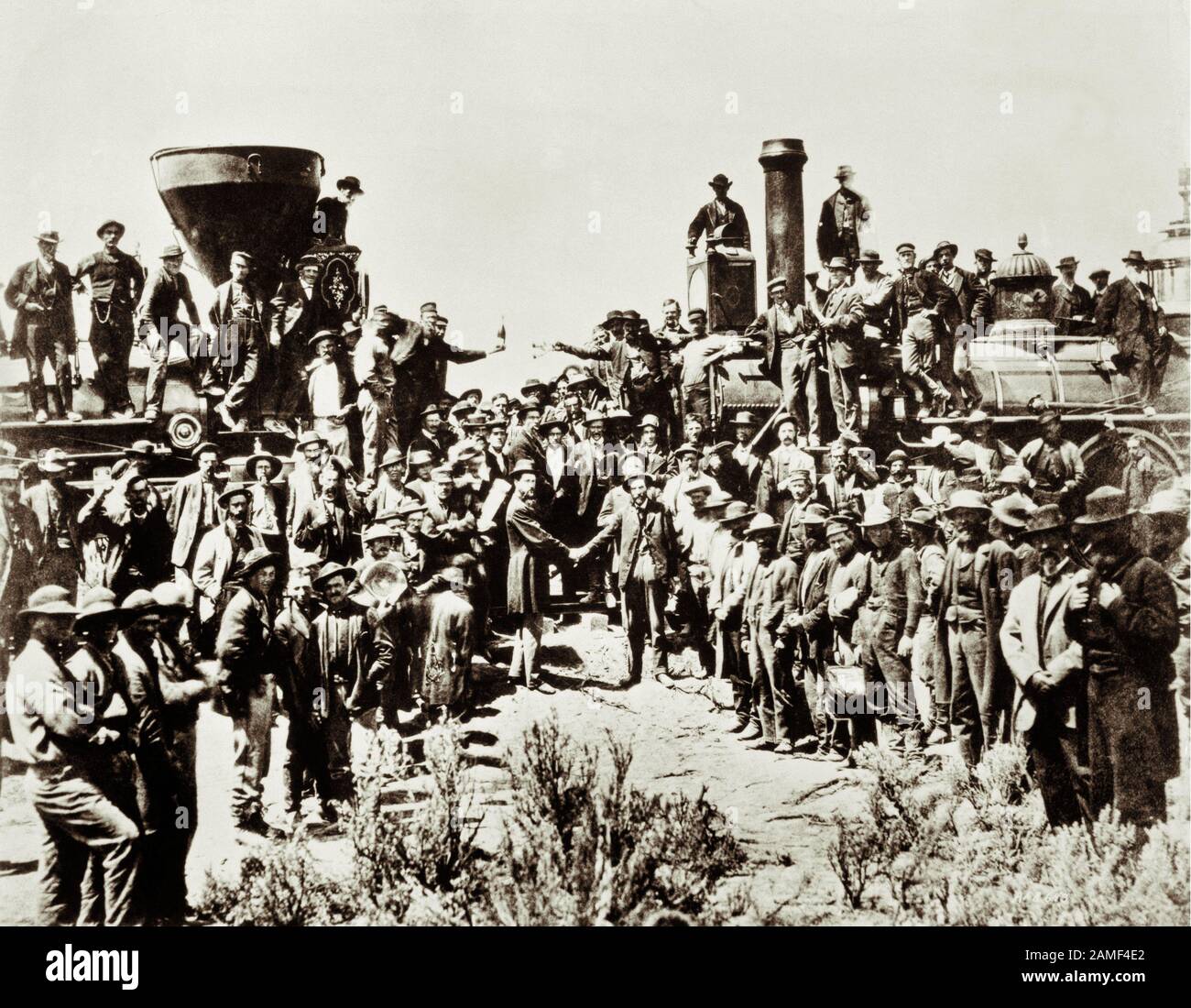 I lavoratori ferroviari si riuniscono A Promontory, Utah, per celebrare il completamento della prima ferrovia transcontinentale il 10 maggio 1869. Foto Stock