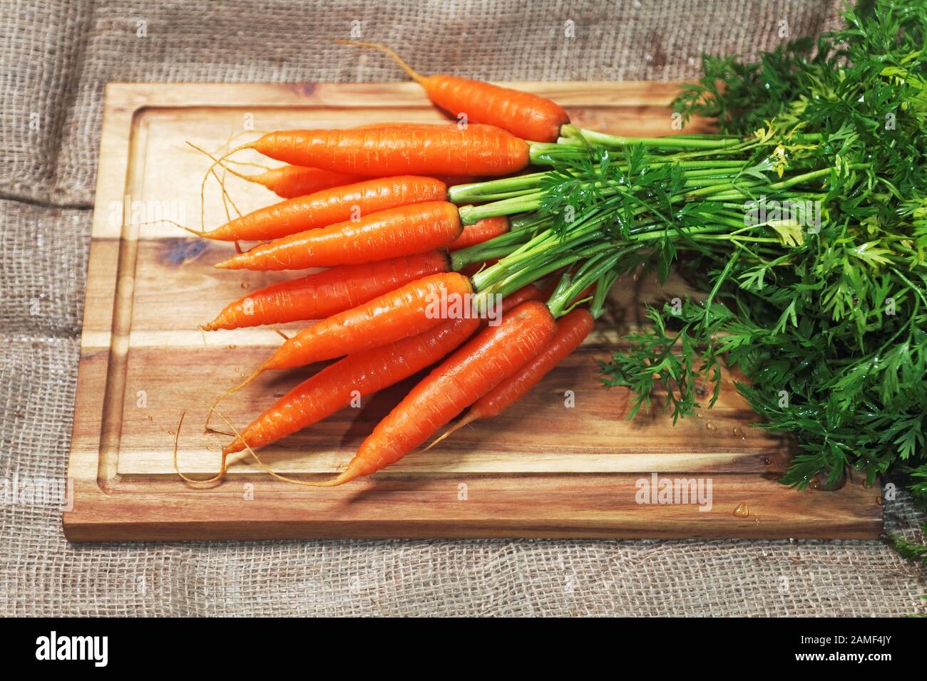 mazzo di carote con verde Foto Stock