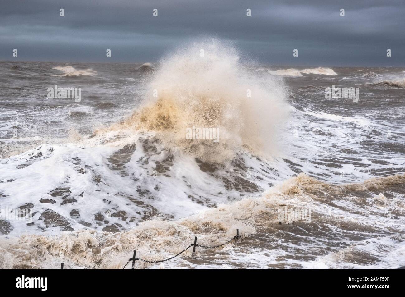 Mare Tempestoso Grandi Onde E Surf Foto Stock