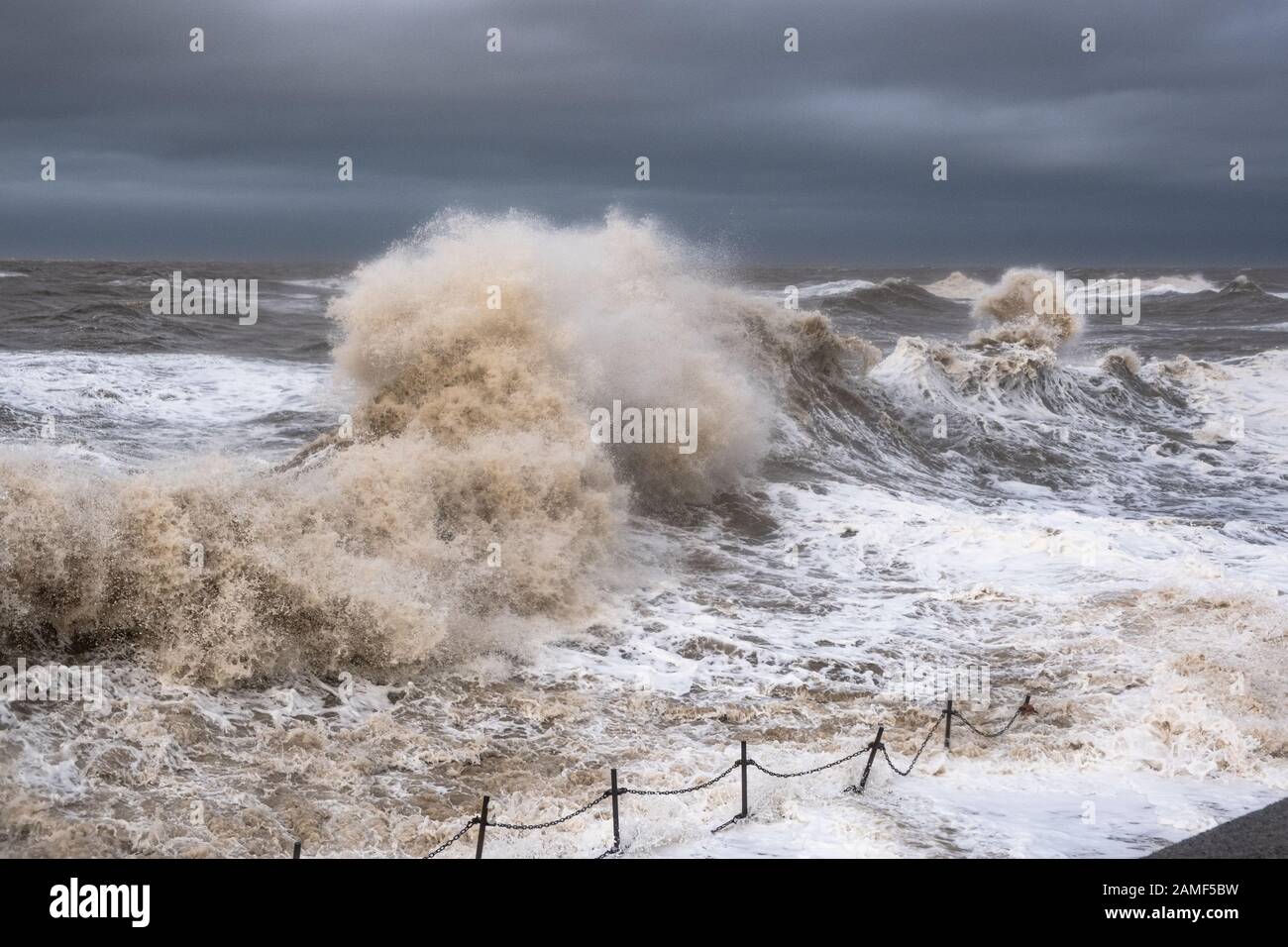 Mare Tempestoso Grandi Onde E Surf Foto Stock