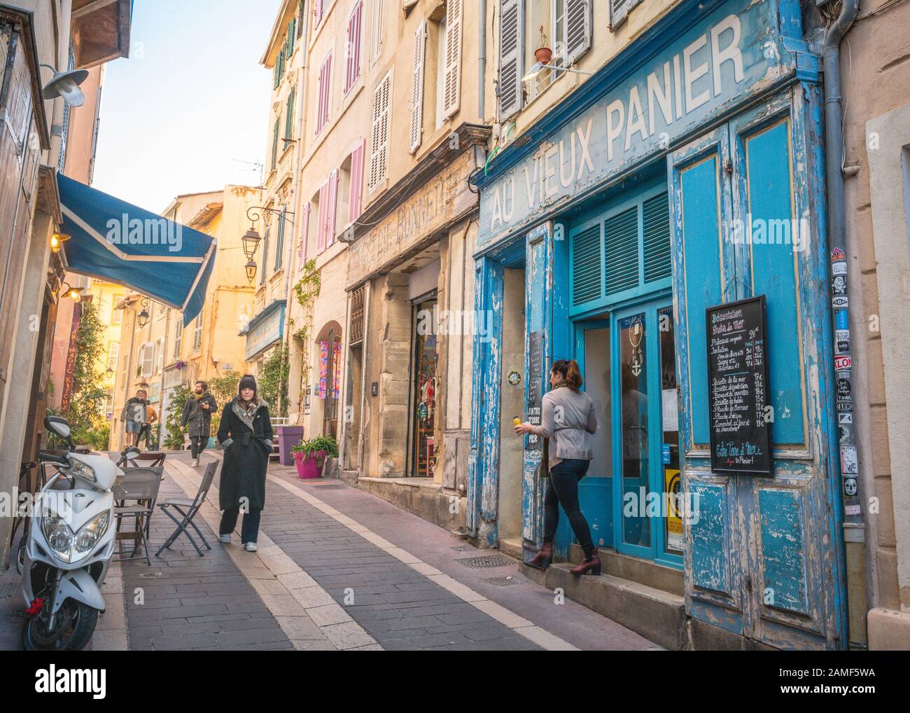 Marsiglia Francia, 27 dicembre 2019 : Rue du Panier o l'area della città vecchia di via Panier di Marsiglia con ristoranti e negozi in Francia Foto Stock