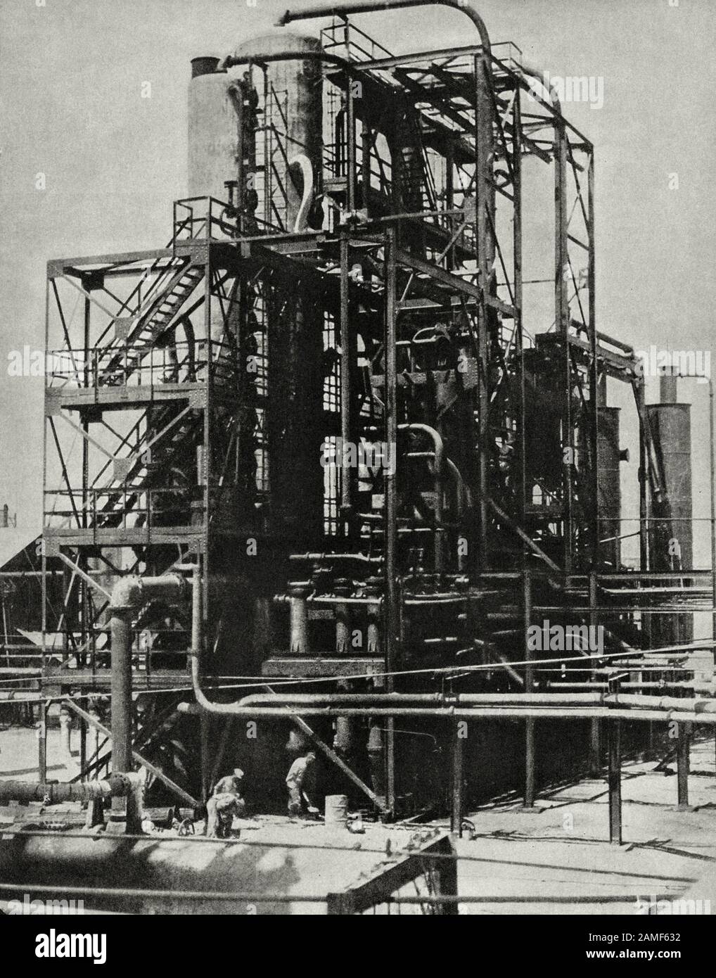 La vita in Unione Sovietica in 1930s. Dal libro di propaganda sovietico. Foto: Montare il tubolare sovietico a Baku. I giovani settori della costruzione di macchine petrolifere Foto Stock