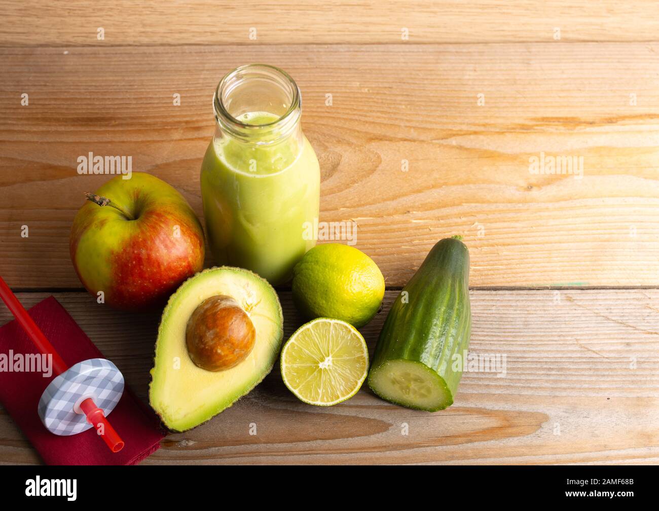 Frullato fatto in casa con i seguenti ingredienti detox avocado, cetriolo, mela e limone. Foto Stock