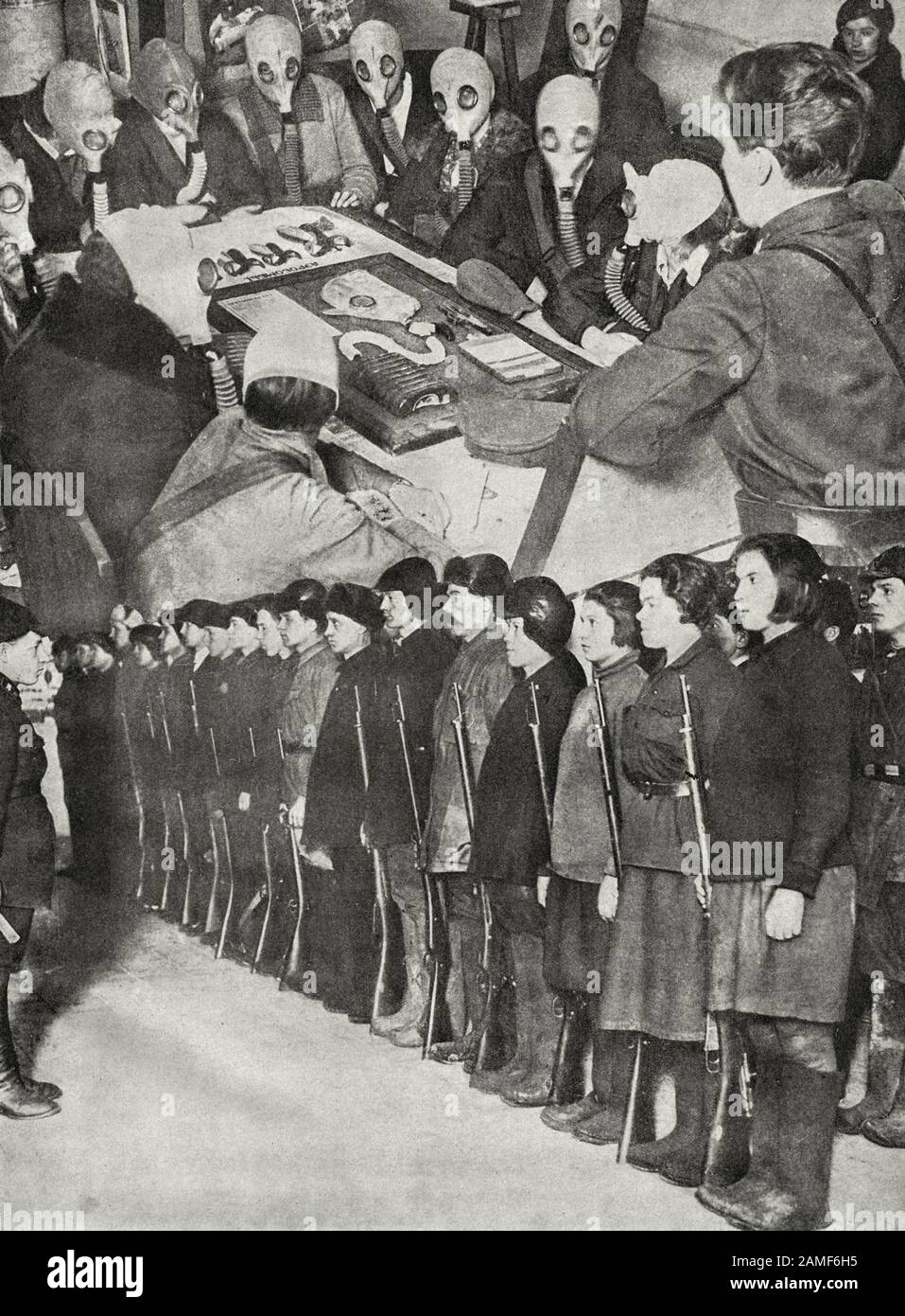 La vita in Unione Sovietica in 1930s. Dal libro di propaganda sovietico. In guardia del socialismo Foto Stock