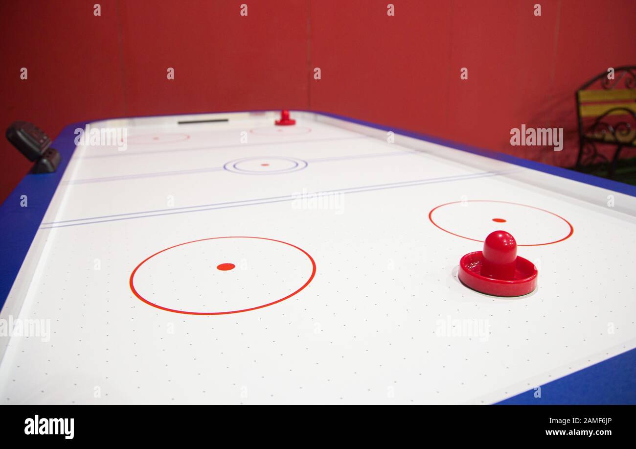 Tavolo da primo piano per giocare a hockey su ghiaccio. Gioco di squadra. Foto Stock