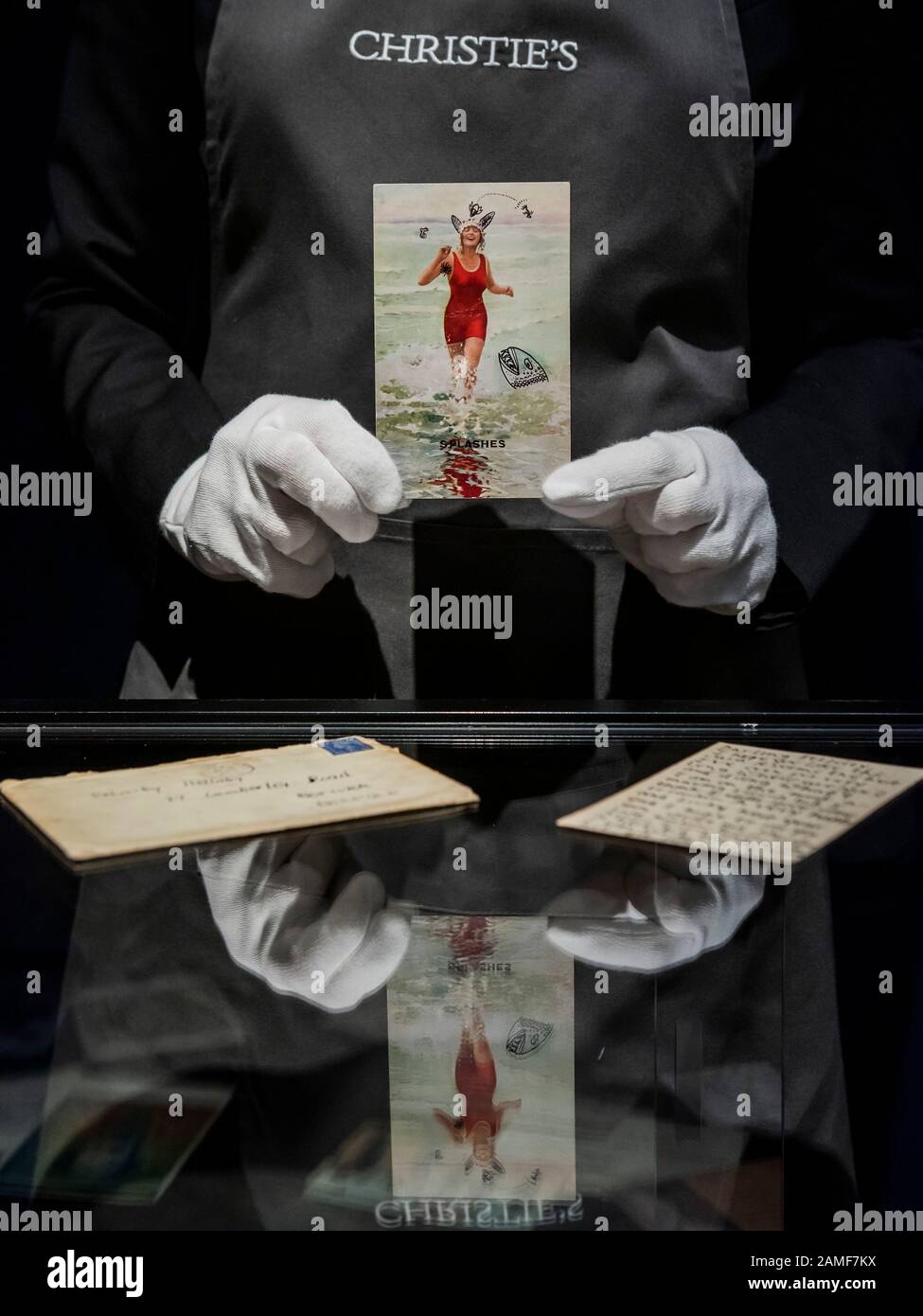 Londra, Regno Unito. 13th gennaio 2020. LUCIAN FREUD, O.M., C.H. (1922-2011) cache di sette cartoline scritte a Felicity Hellaby, una con illustrazioni disegnate a mano Stima 4.000 GBP - 6.000 GBP (5.260 USD - 7.890 USD) Ogni cartolina firmata ink - Christies prevede la vendita Del giorno d'arte britannico Moderno il 22 gennaio 2020 che lancia la serie d'asta del 20th Secolo a Londra e sarà seguita dalla vendita Del giorno d'arte inglese Moderno e Dal occhio Felice: Opere della Collezione di Allen e Beryl Freer rispettivamente il 22 e 23 gennaio. Credito: Guy Bell/Alamy Live News Foto Stock