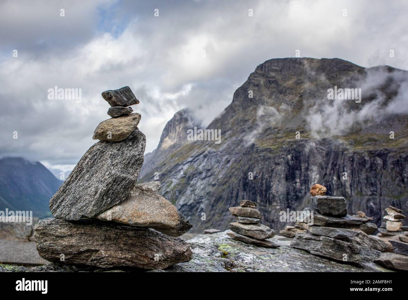 Piramide di pietra di Troll in cima alla strada di Trollstigen. Cairn pietra tra un bellissimo paesaggio di montagna in Norvegia Foto Stock