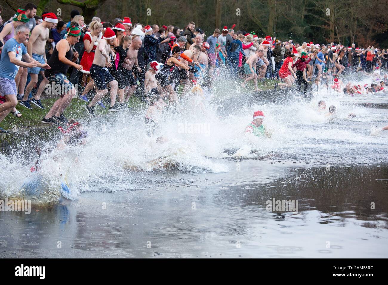 Giorno di Natale nuotare, Blackroot pool, Sutton Coldfield, West Midlands, Regno Unito Foto Stock