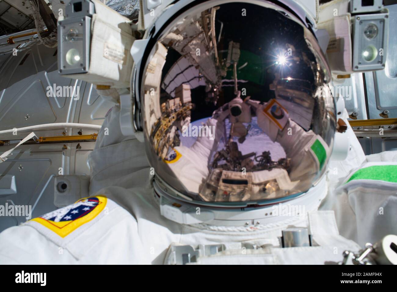 ISS - 2 dicembre 2019 - l'astronauta dell'ESA Luca Parmitano punta la sua macchina fotografica verso il suo casco statunitense con la visiera riflettente abbassata e ta Foto Stock