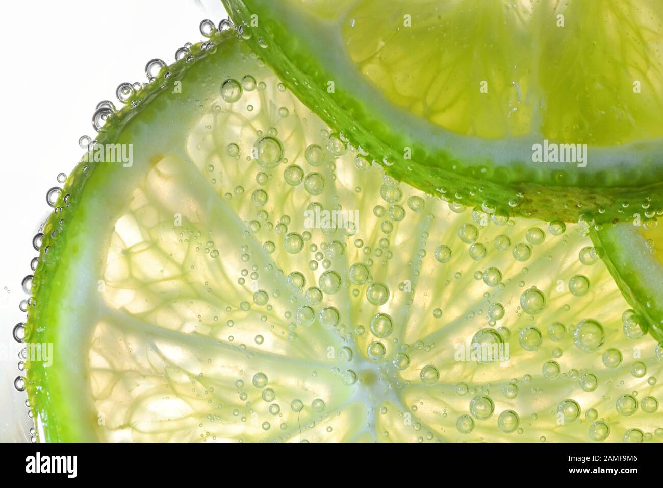 Fette di limone in acqua con bolle di aria Foto Stock