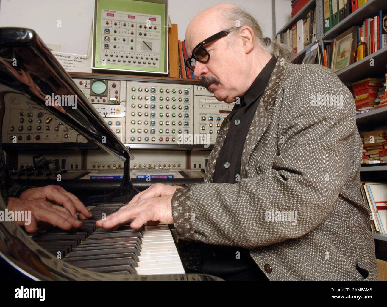 Il musicista jazz Wolfgang Dauner, registrato nella sua ala nel suo studio di Stoccarda (foto dal 05.10.2005). Il 30 dicembre 2005 il musicista jazz di Stoccarda avrà 70 anni. Oltre alle sue composizioni pianistiche, Wolfgang Dauner ha composto numerosi titoli per film, televisione e radio. Foto: Bernd Weissbrod dpa/lsw (su dpa-KORR: 'German jazz veterano Dauner compie 70 anni - improvvisatore compiuto' dal 23 dicembre 2005) (c) dpa - Report | usage worldwide Foto Stock