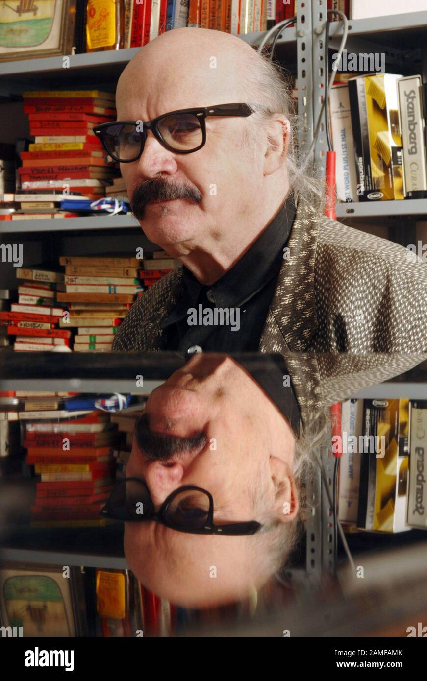 Il musicista jazz Wolfgang Dauner, registrato nella sua ala nel suo studio di Stoccarda (foto dal 05.10.2005). Il 30 dicembre 2005 il musicista jazz di Stoccarda avrà 70 anni. Oltre alle sue composizioni pianistiche, Wolfgang Dauner ha composto numerosi titoli per film, televisione e radio. Foto: Bernd Weissbrod dpa/lsw (su dpa-KORR: 'German jazz veterano Dauner compie 70 anni - improvvisatore compiuto' dal 23 dicembre 2005) (c) dpa - Report | usage worldwide Foto Stock