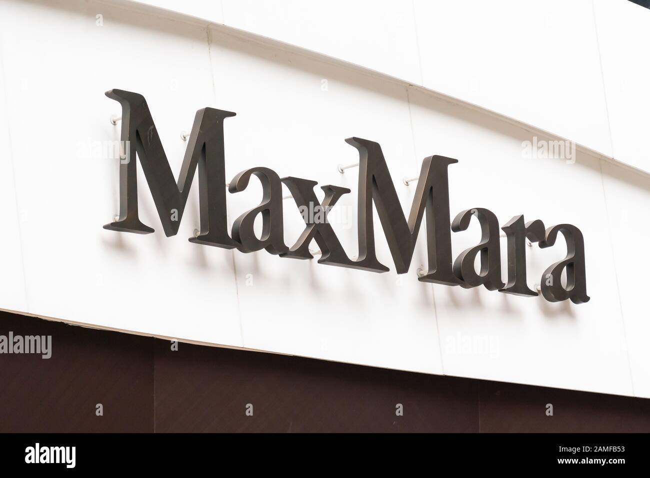 Logo MaxMara della moda italiana visto a Shanghai. Foto Stock