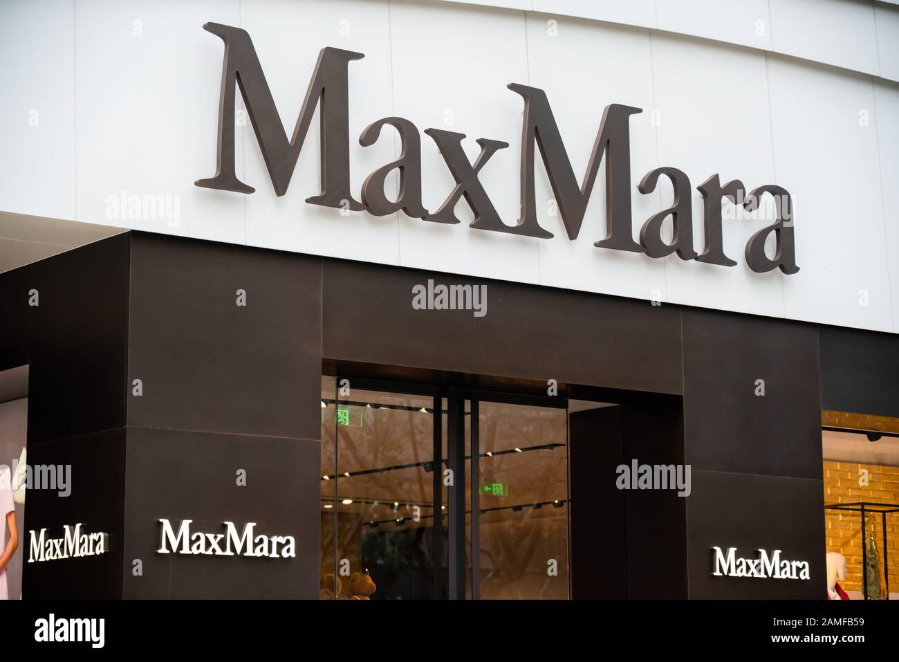 Logo MaxMara della moda italiana visto a Shanghai. Foto Stock
