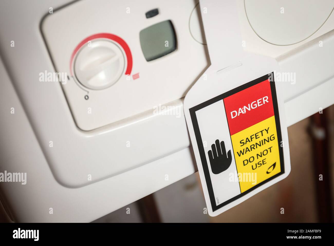 Segnale di avvertenza per la sicurezza dei gas su una caldaia a gas guasta Foto Stock