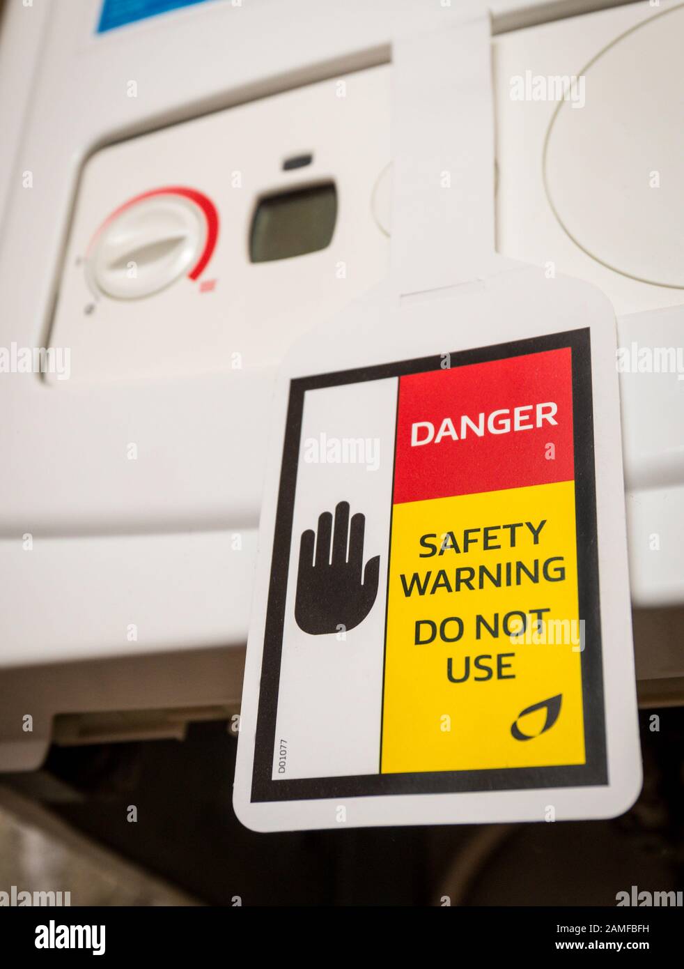 Segnale di avvertenza per la sicurezza dei gas su una caldaia a gas guasta Foto Stock