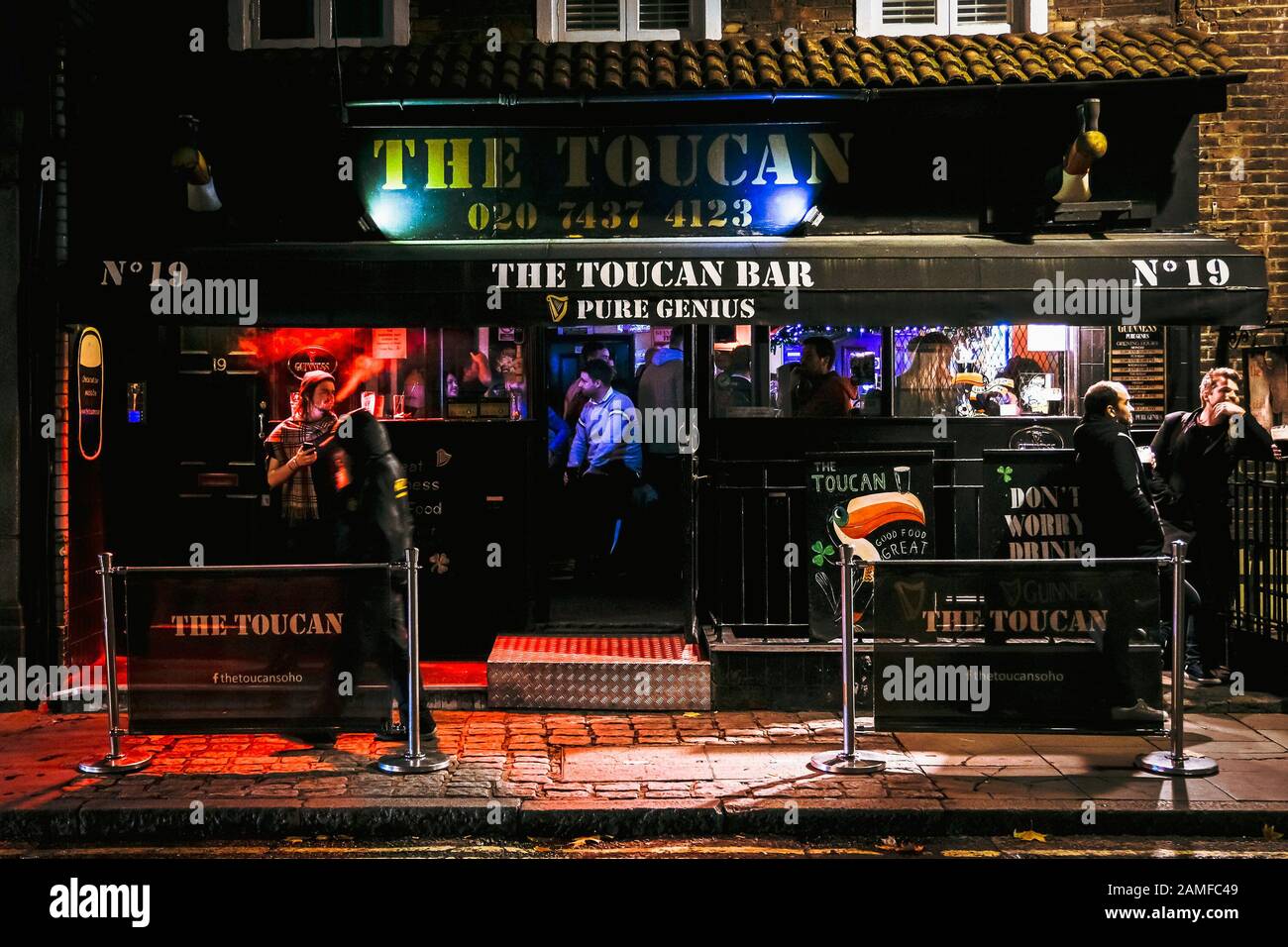 Il Toucan Bar di Londra, Soho, di notte Foto Stock