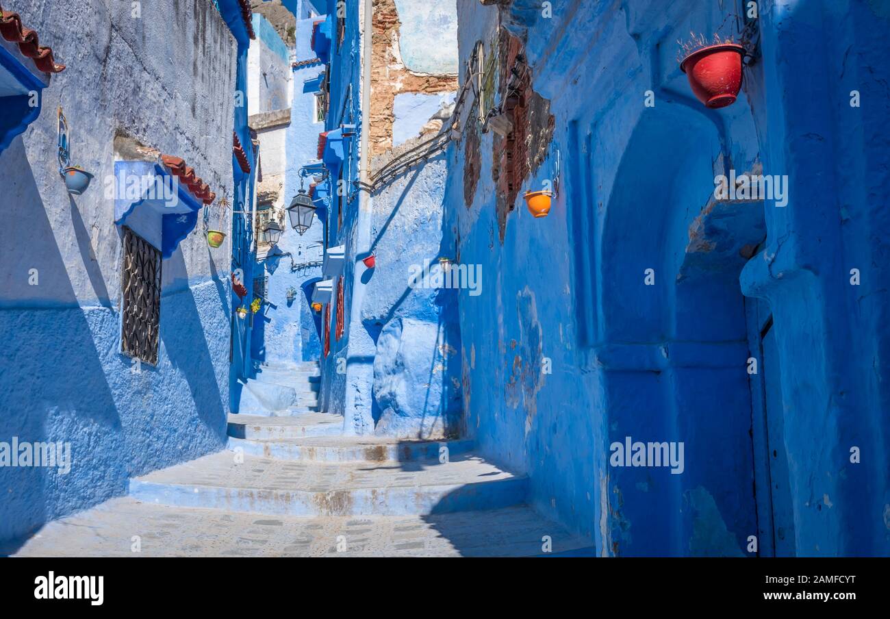 Alleway con vasi colorati in Chefchauen, la Città Blu del Marocco Foto Stock
