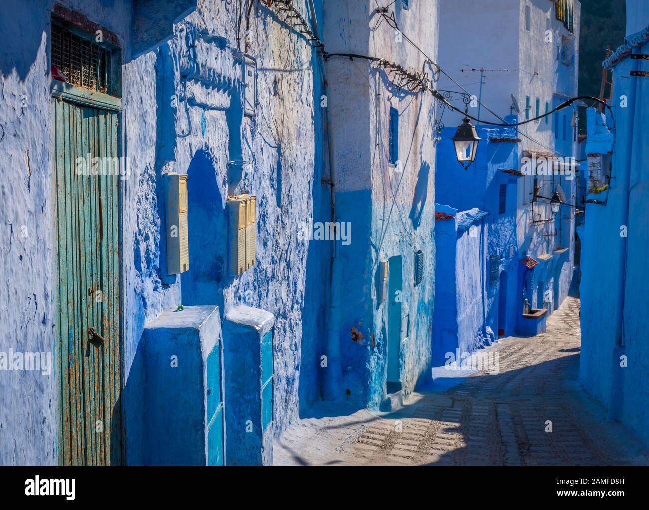 Stretta strada blu a Chefchaouen, Medina, Marocco Foto Stock