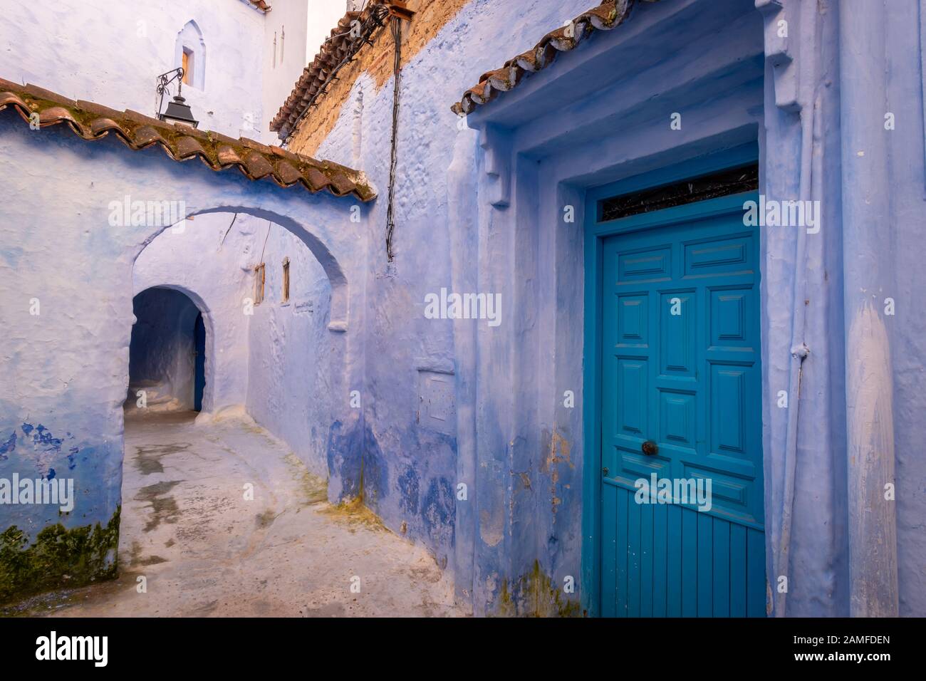 Porta blu e vicolo a Chefchaouen, Marocco Foto Stock