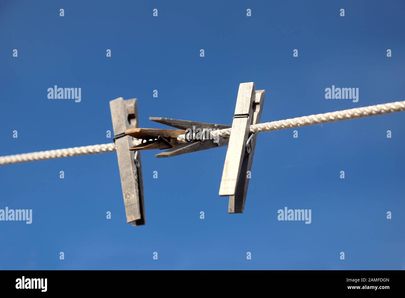 Clothespins in legno sulla fune. Clip panno appeso alla corda e attesa per la prossima partita di vestiti Foto Stock
