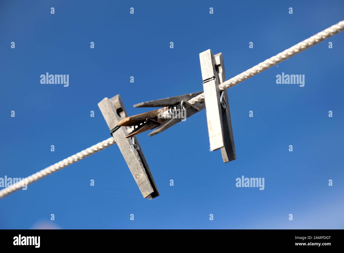 Clothespins in legno sulla fune. Clip panno appeso alla corda e attesa per la prossima partita di vestiti Foto Stock