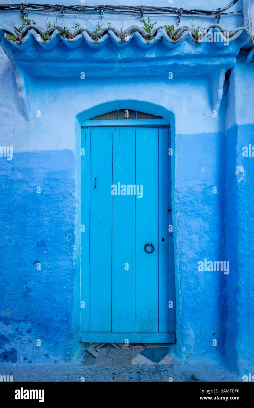 Porta e muro blu a Chefchaouen, Marocco Foto Stock