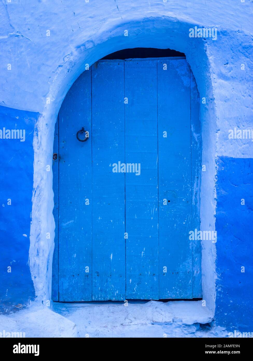 Porta blu chiusa a Chefchaouen, Medina, Marocco Foto Stock