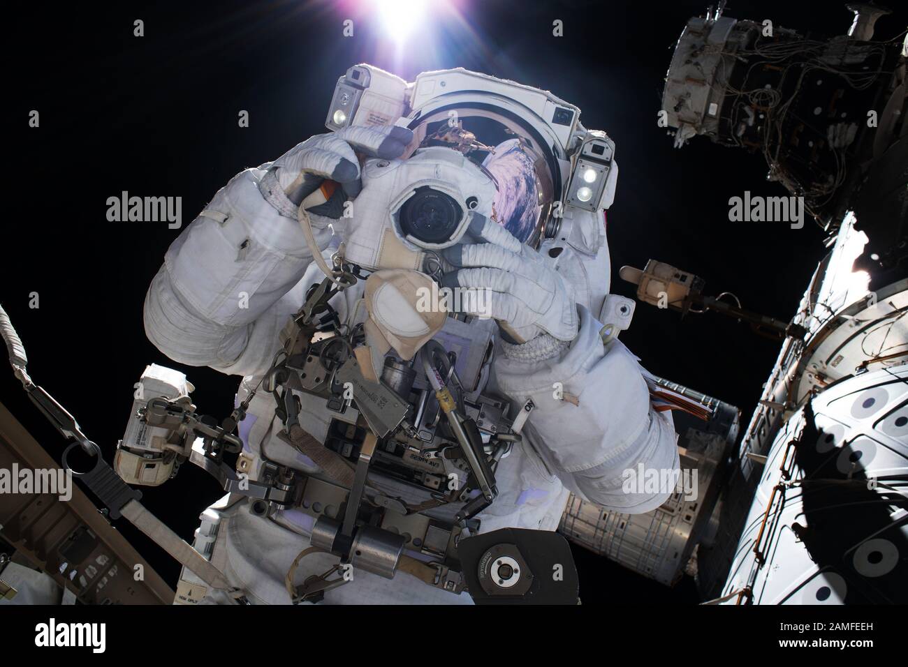 ISS - 2 dicembre 2019 - l'astronauta dell'ESA Luca Parmitano punta la sua macchina fotografica verso il suo casco statunitense con la visiera riflettente abbassata e ta Foto Stock