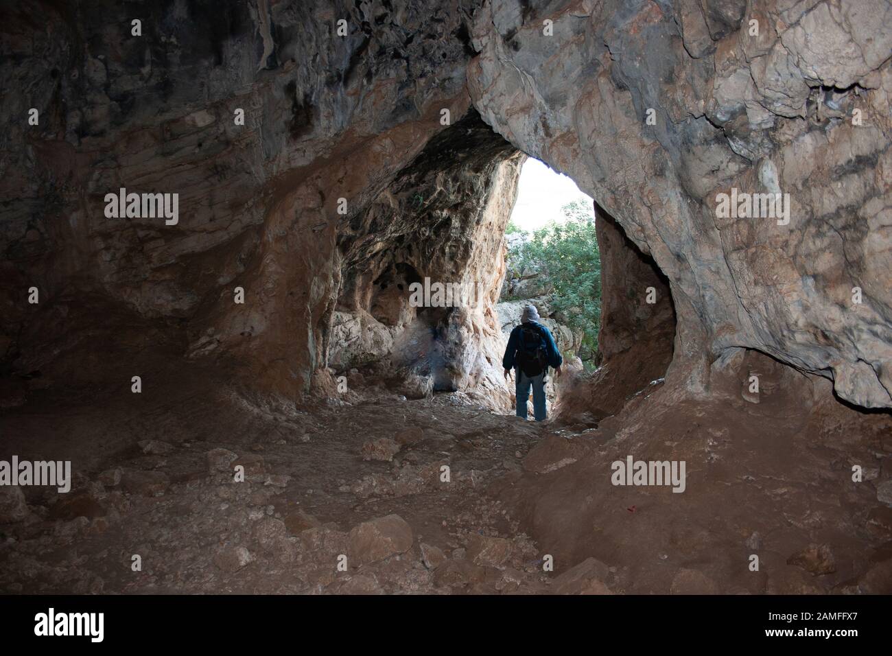 Un gruppo di persone esplora una grotta. Fotografato nella catena montuosa del Carmelo, Israele Foto Stock
