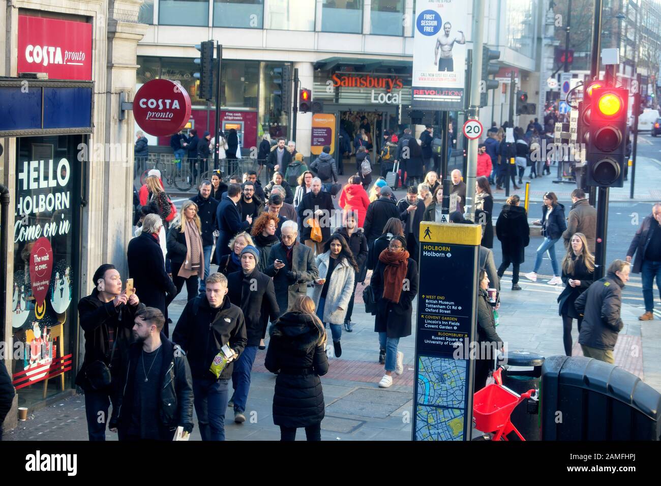 Persone pedoni che attraversano la strada al semaforo all'incrocio tra Holborn e Kingsway Street a Londra WC2 Inghilterra UK KATHY DEWITT Foto Stock