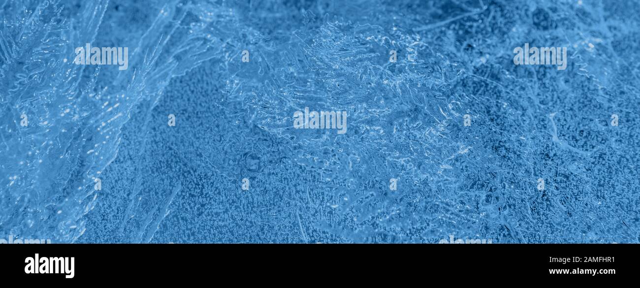 Sfondo astratto della struttura del ghiaccio, nel classico colore blu, colore 2020 Foto Stock