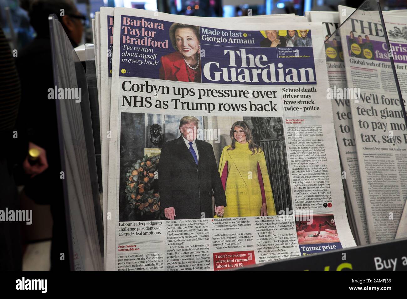 "Corbyn aumenta la pressione su NHS come Trump rows back" Guardian frontpage headline 4 dic 2019 Donal Trump & Melania Visita Downing Street Londra Foto Stock