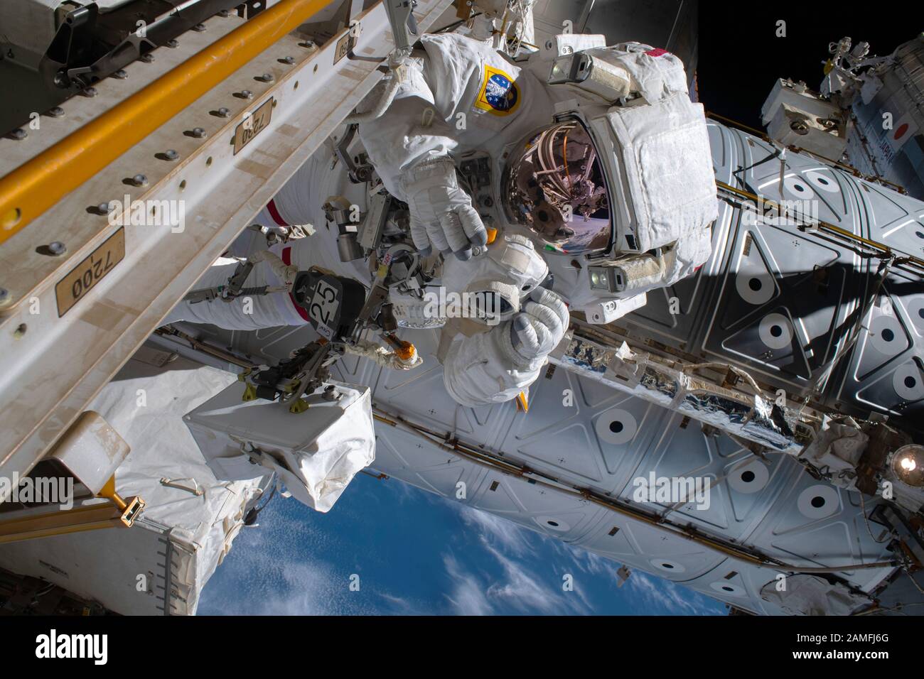 ISS - 22 Nov 2019 - l'astronauta dell'ESA Luca Parmitano ripara lo spettrometro Magnetico Alpha (AMS) durante la terza astronavilla a u Foto Stock