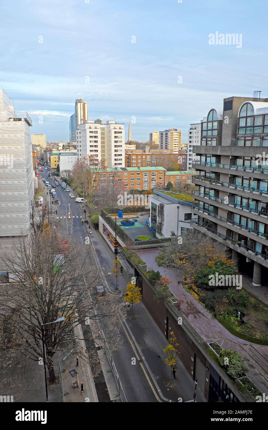 Gli appartamenti della Prior Weston Primary School e della Barbican Estate si trovano in inverno dall'alto di Golden Lane nella City of London UK KATHY DEWITT Foto Stock