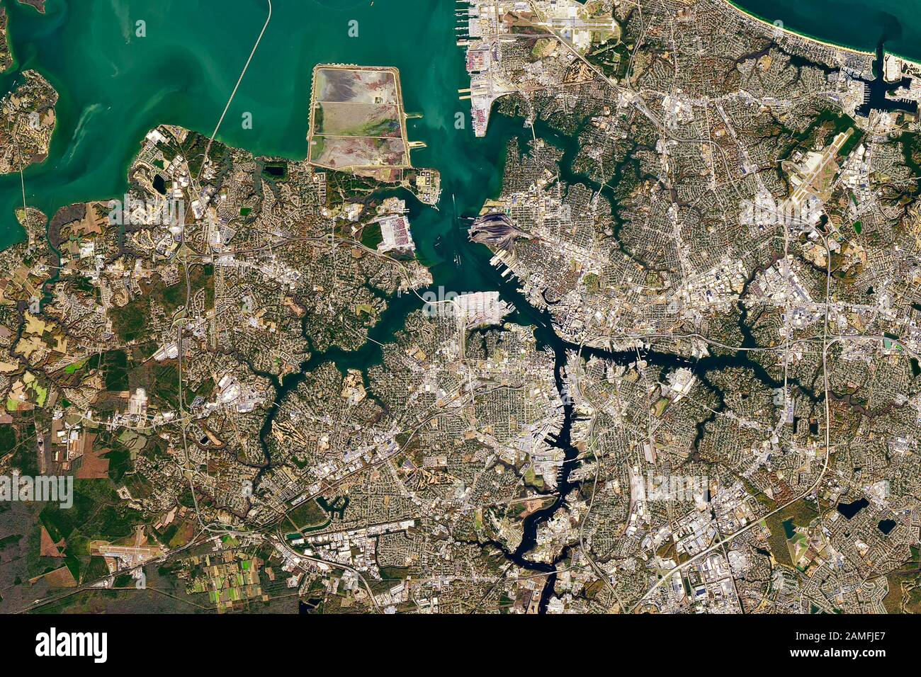 La NASA immagine satellitare di profondi canali attraverso strade di Hampton, Norfolk e Portsmouth, Virginia, Stati Uniti d'America Nov 25, 2019 Foto Stock