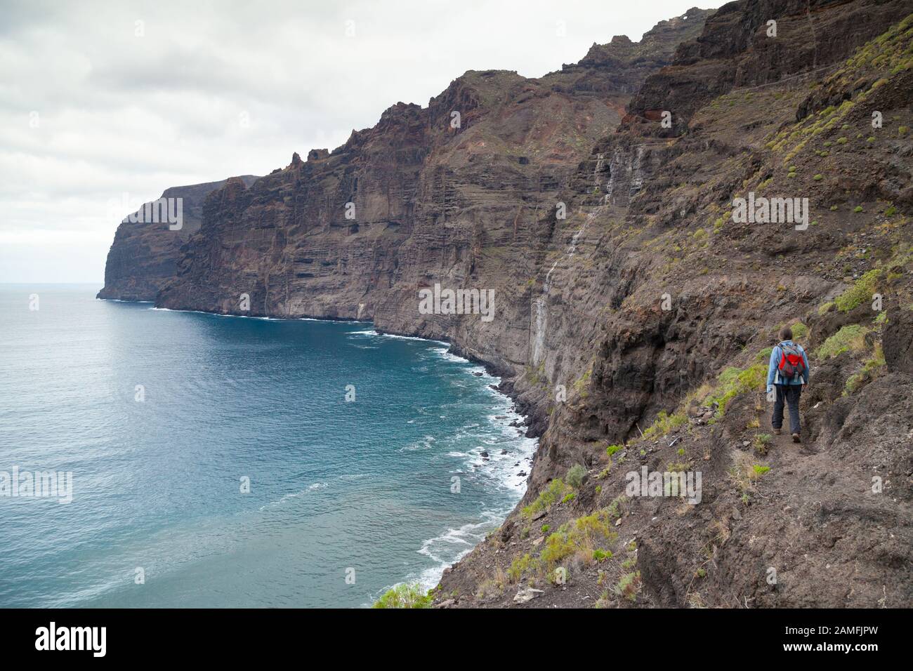 Camminando lungo il sentiero della scogliera di Los Gigantes, Los Gigantes Cliff, Tenerife, Isole Canarie, Spagna Foto Stock