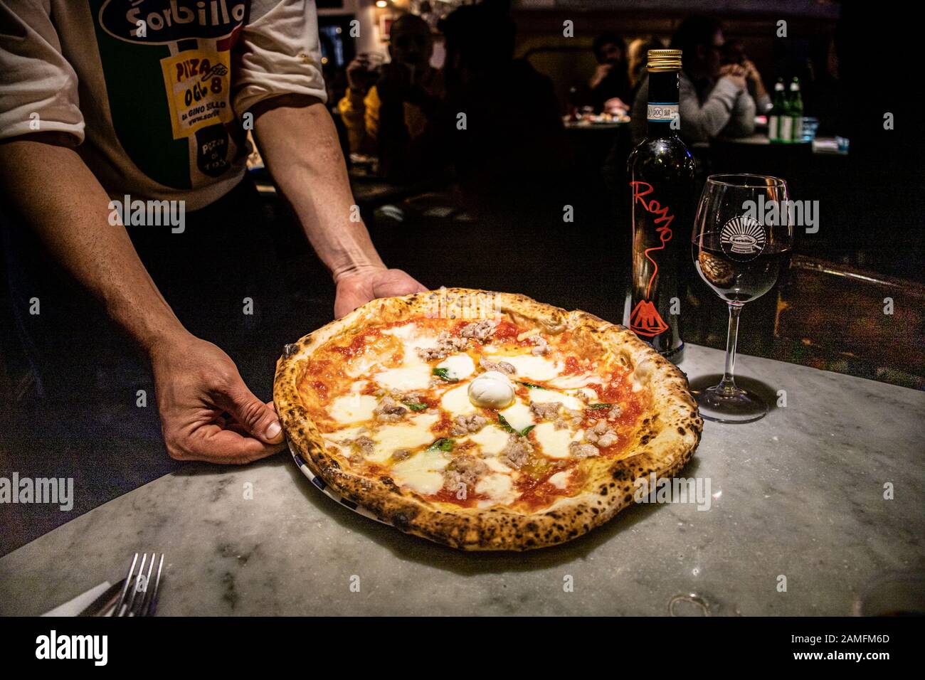 Salsiccia italiana speziata e mozzarella di bufala Pizza al Sorbillo's Pizzeria, Napoli, italia Foto Stock