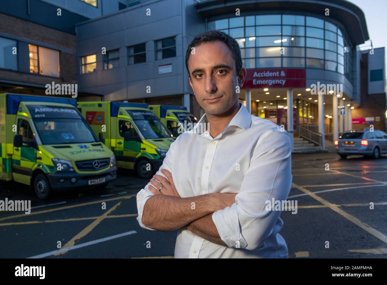 Simon Sethi Chief Operating Officer di Yeovil District Hospital, Yeovil, Somerset, Regno Unito, che si trova al di fuori del reparto Incidenti e emergenze. Foto Stock